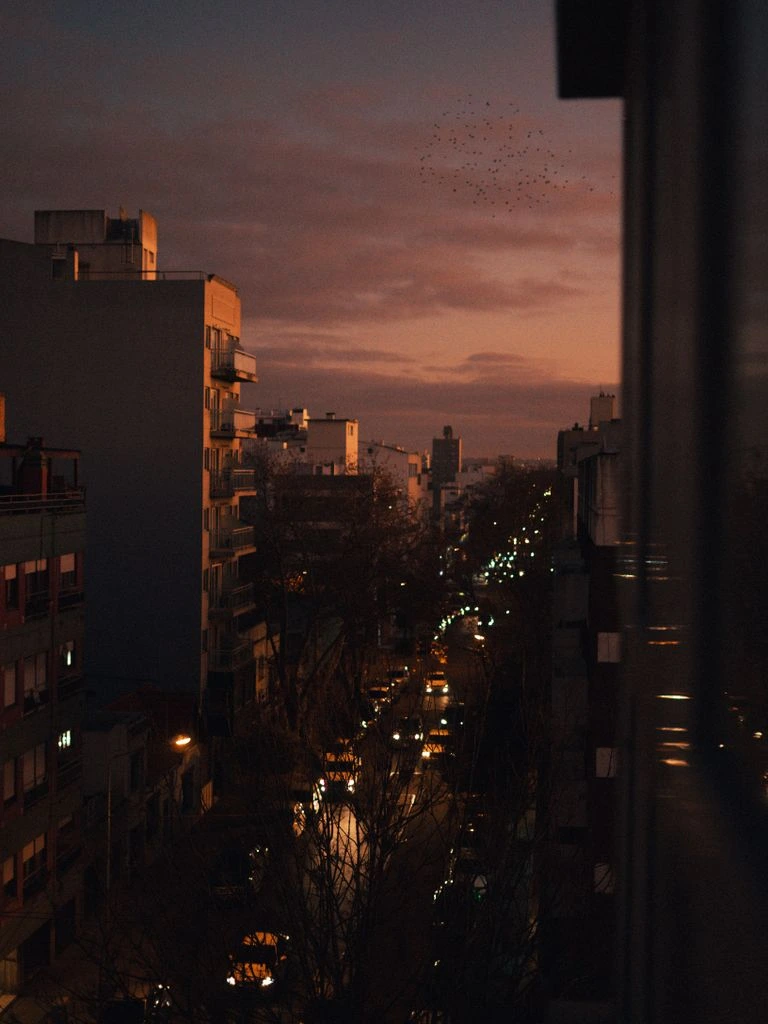 Una vecina observa la cuadra donde creció, en un barrio porteño que resiste a la demolición.