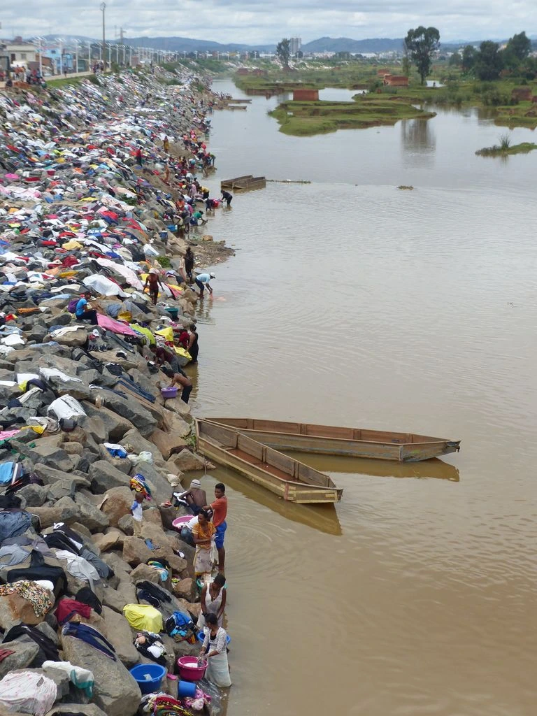El río Táchira marca una frontera donde el agua cambia de color según el lado.