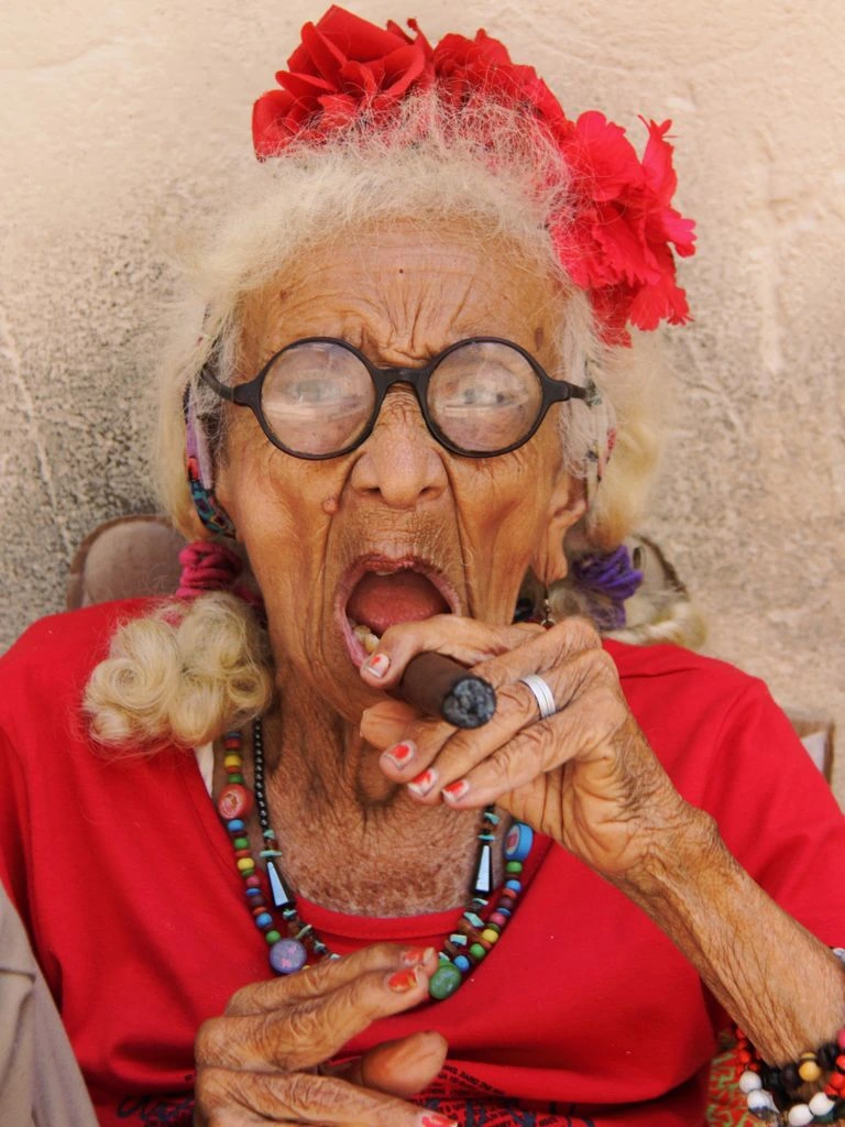 Meilyn, vendedora de lotería en La Habana Vieja, con su tablero de números.