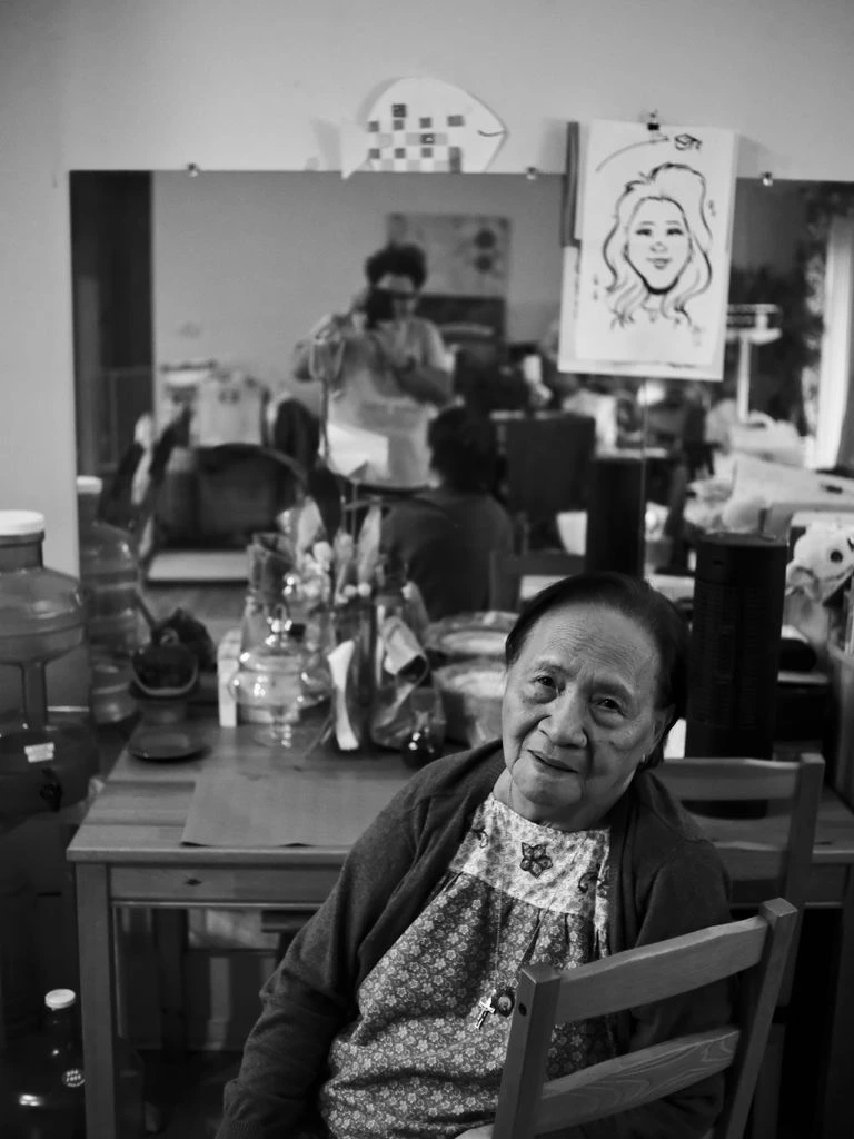 Lucía Trejo atiende su puesto de lotería en el mercado de San Felipe, Guadalajara. Foto: Carmen Llovet.