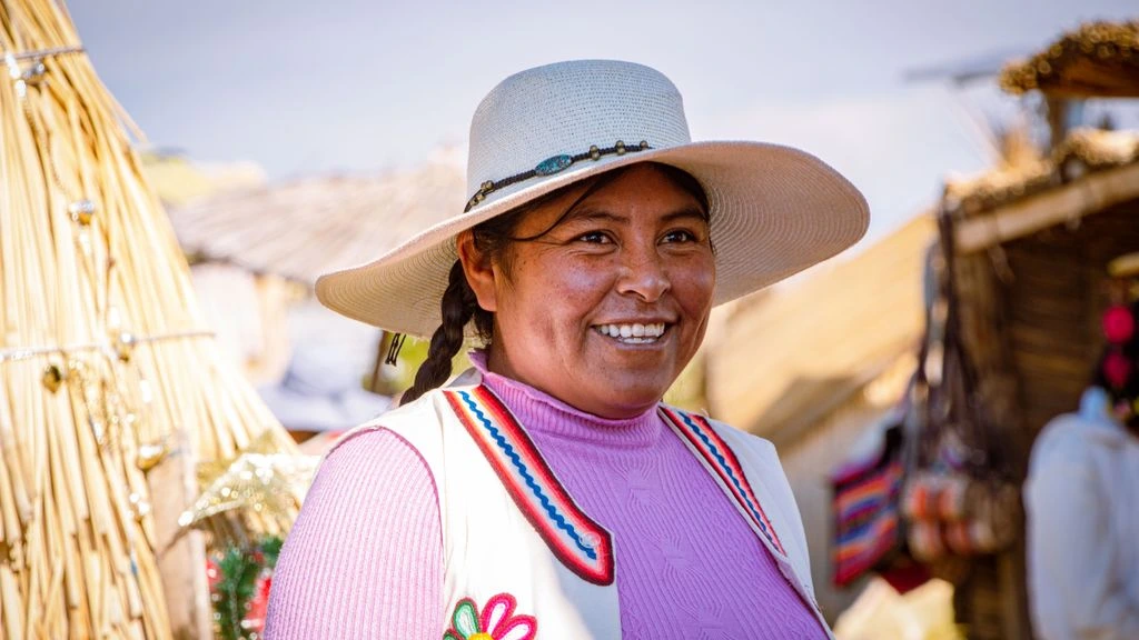 Vendedoras aimaras en un mercado cerca del lago Titicaca al amanecer.
