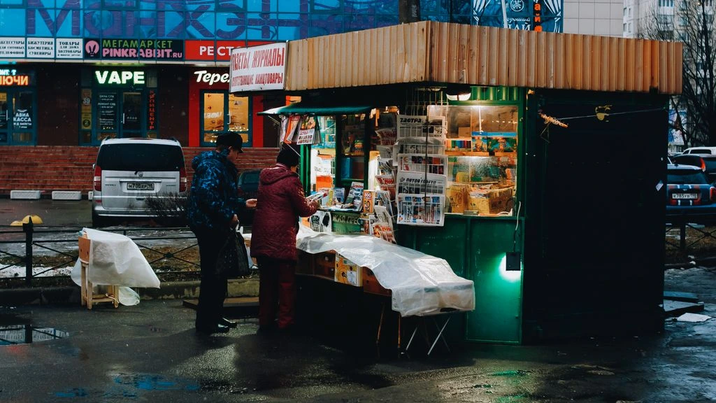 Puesto de diarios nocturno en un barrio de Buenos Aires.